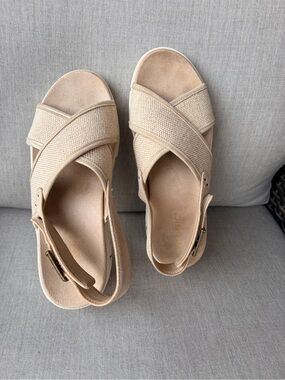 Vionic Uptown Sonoma Beige Cross-Strap Slingback Sandals